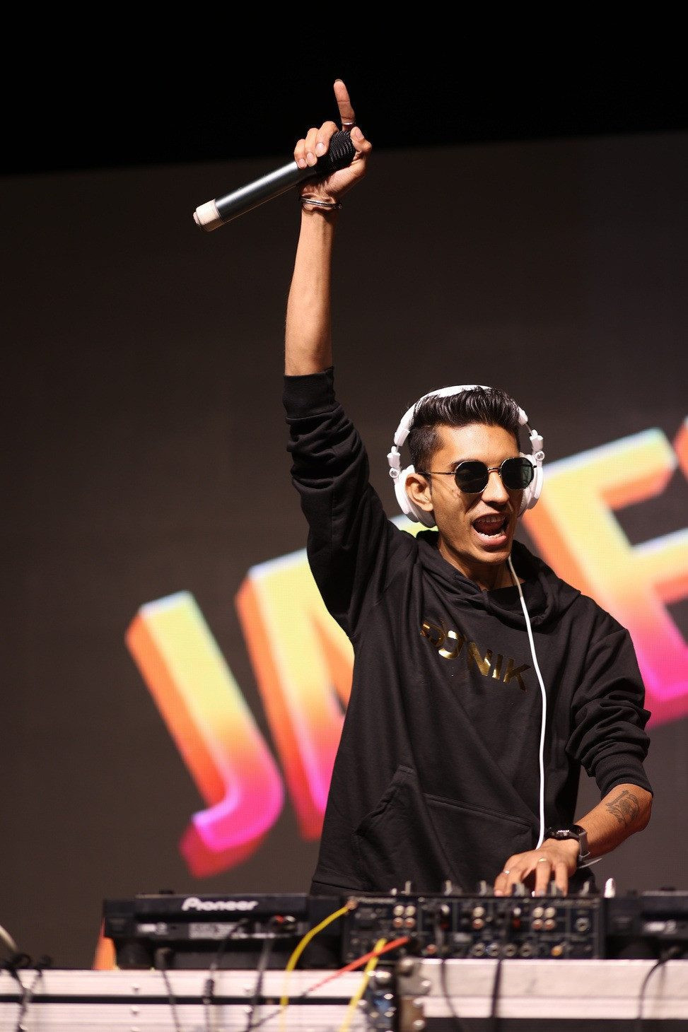 VDJ NIK on stage
