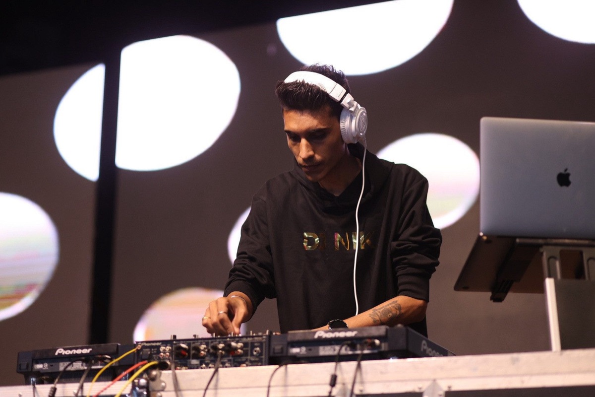 VDJ NIK performing
